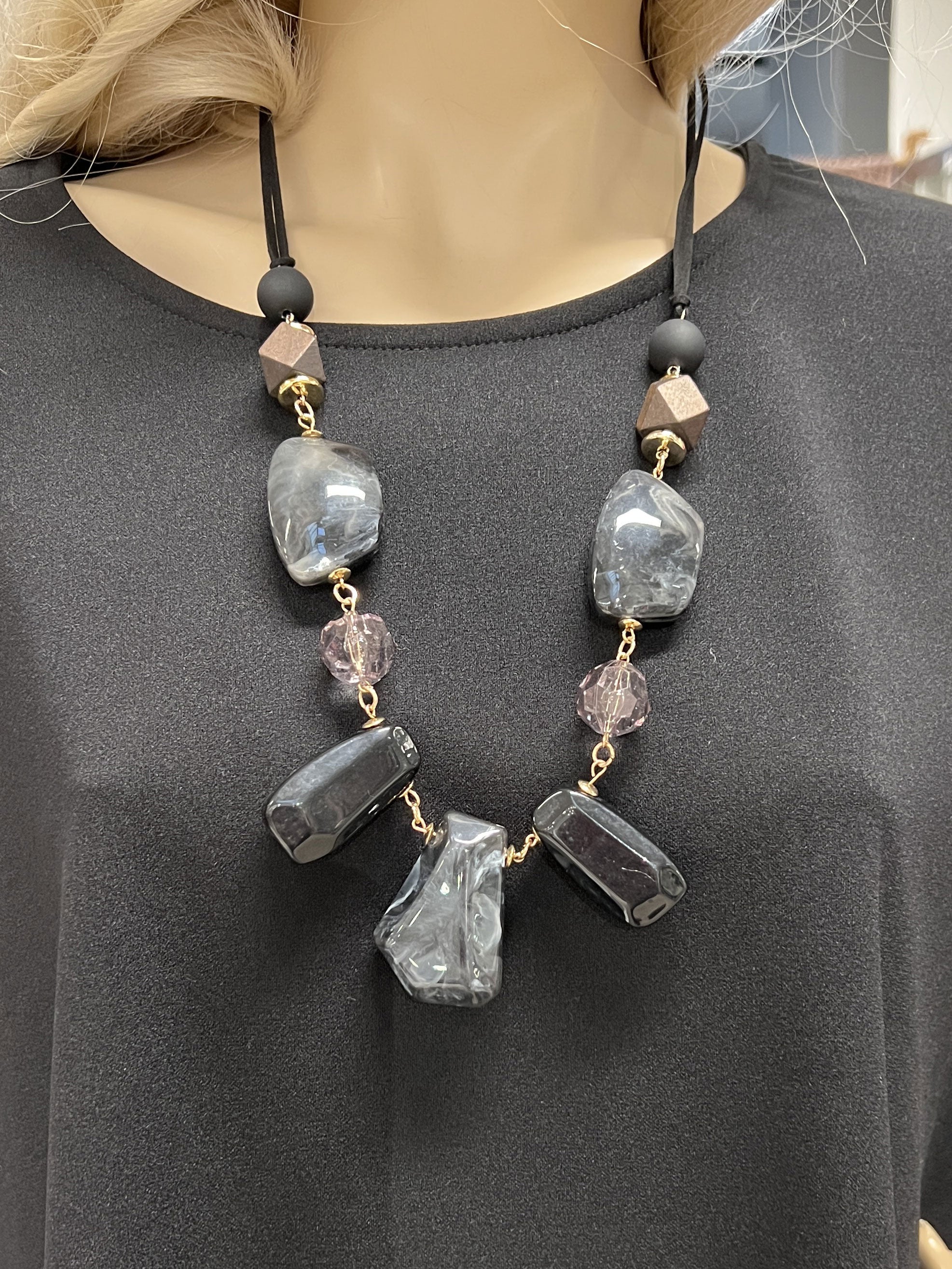 Maddalena - Vackert halsband med stora pärlor - Black